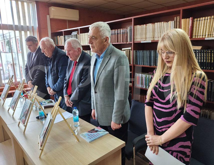 БРАТУНАЦ, 18. МАЈА /СРНА/ - У братуначкој Народној библиотеци вечерас је промовисана књига "Приче из болнице Главног штаба Војске Републике Српске у Сокоцу", чији је аутор примаријус доктор Бориша Стојановић, а коаутор доктор Миро Стојановића.