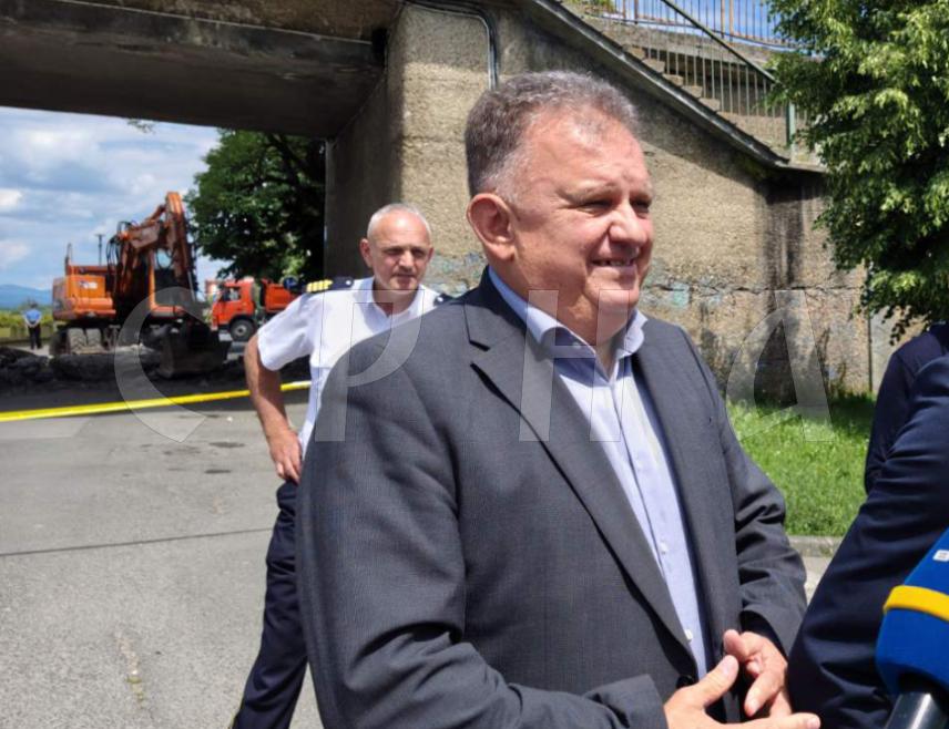 GRADIŠKA, MAY 19 /SRNA/ - Gradiška Mayor Zoran Adžić says that in the case of the bridge over the Sava River in this town, the international community plays a crucial role and should clearly state within an hour whether it supports the development of Gradiška, Republika Srpska, the FBiH, i.e. BiH in general.