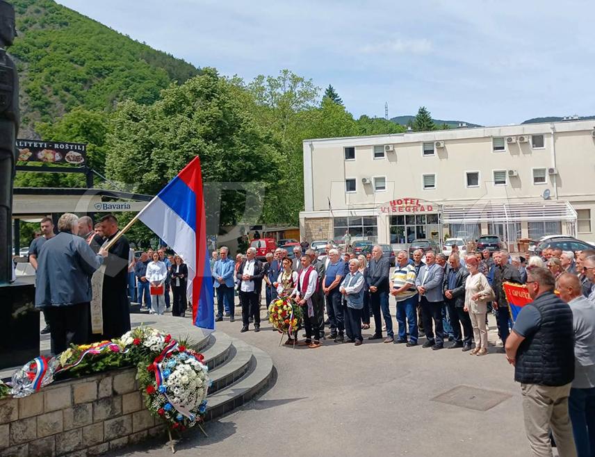 ВИШЕГРАД, 19. МАЈА /СРНА/ – Вишеградска бригада, кроз коју је током рата прошло више од 1.700 бораца, а 144 припадника су погинула, дала је значајан допринос у одбрани српског народа и  Републике Српске, поручено је данас у Вишеграду на обиљежавању 34 године од формирања ове јединице.