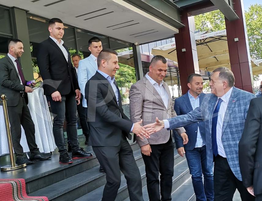 ДОБОЈ, 19. МАЈА /СРНА/ - Предсједник СНСД-а Милорад Додик стигао је у Добој, гдје ће присуствовати потписивању приступница за стотину нових чланова у Градски одбор Младих социјалдемократа /МСД/.