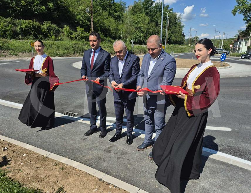 ЧЕЛИНАЦ, 19. МАЈА /СРНА/ - Министар саобраћаја и веза Републике Српске Зоран Стевановић, вршилац дужности директора предузећа "Путеви Републике Српске" Мирослав Јанковић и начелник Челинца Владо Глигорић свечано су данас пустили у саобраћај новоизграђени кружни ток у овој општини у чију изградњу је уложено 850.000 КМ.