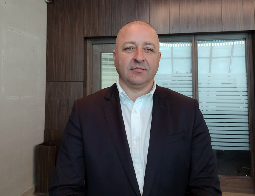 ЧЕЛИНАЦ, 19. МАЈА /СРНА/ - Вршилац дужности директора "Путева Републике Српске" Мирослав Јанковић изразио је увјерење да ће сутра бити пуштен саобраћај преко старог моста на Сави код граничног прелаза Градишка на којем је општећена пјешачка стаза.