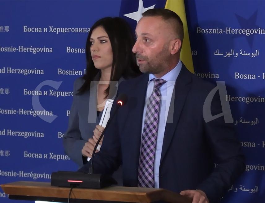 САРАЈЕВО, 19. МАЈА /СРНА/ - Посланик СНСД-а у Представничком дому Парламентарне скупштине БиХ Милорад Којић изјавио је да члан Управног одбора Управе за индиректно опорезивање /УИО/ БиХ Зијад Крњић мора кривично да одговара јер је нанио несагледиве посљедице за цијелу БиХ.