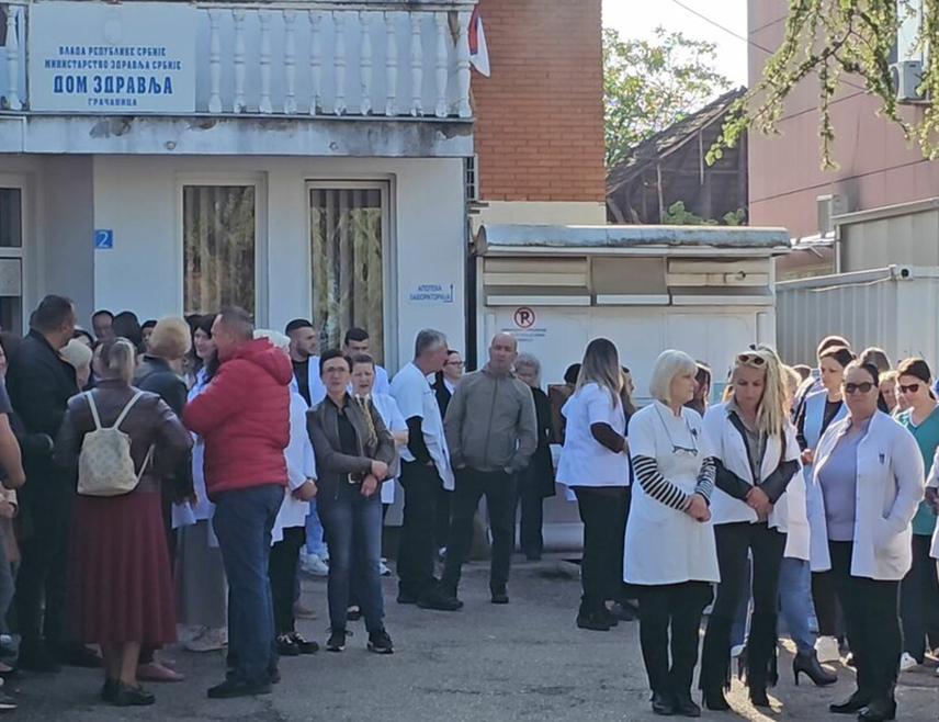 БЕОГРАД, 20. МАЈА /СРНА/ - Радници Дома здравља у Грачаници јутрос су на сат времена прекинули рад и исказали протест због хапшења Срба, директора здравствених и образовних установа на подручју овог града.