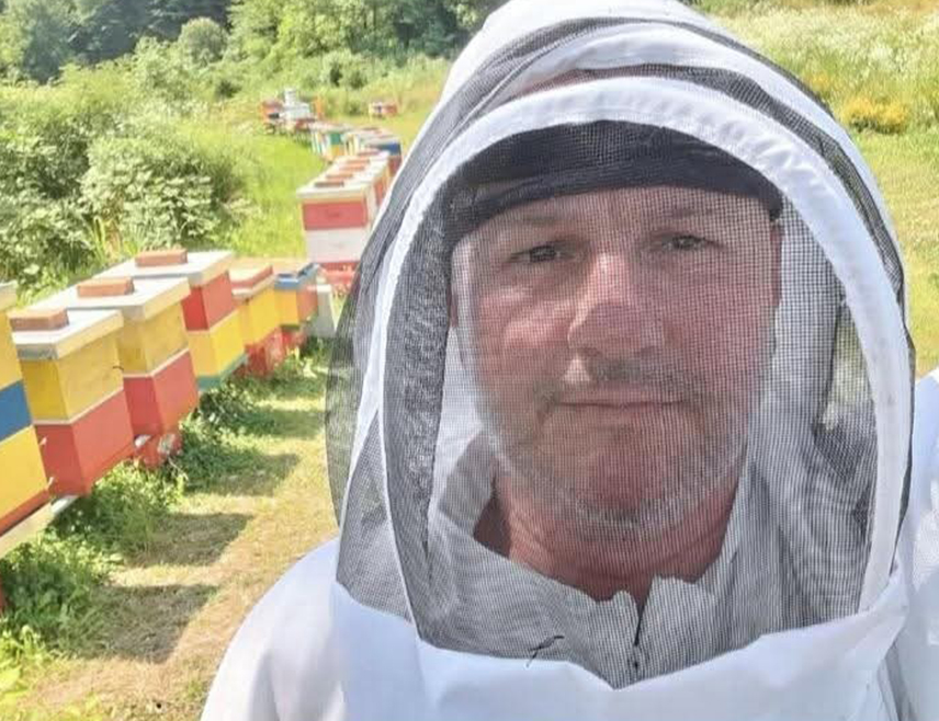 СРБАЦ, 20. МАЈА /СРНА/ - Савремени начин живота, употреба пестицида, климатске промјене и болести пчела озбиљно угрожавају опстанак пчелињих заједница, изјавио је Срни дугогодишњи србачки пчелар Горан Милановић поводом обиљежавања 20. маја - Свјетског дана пчела.