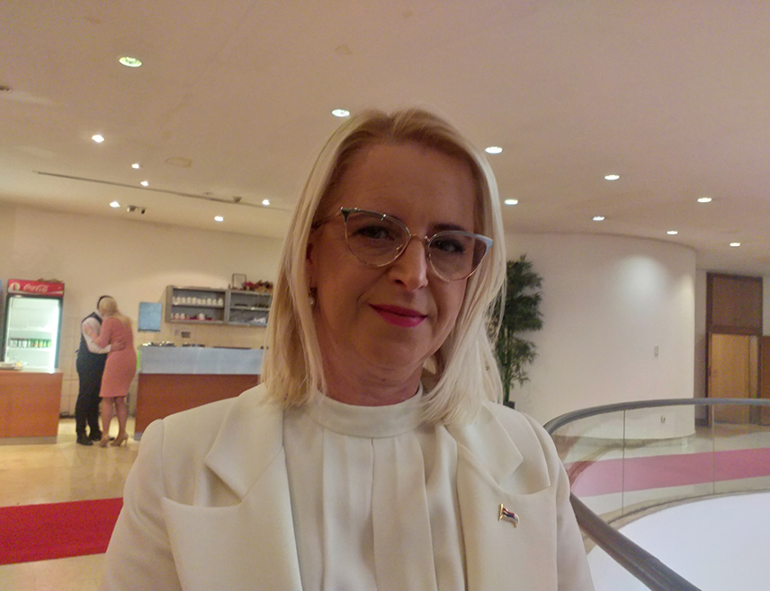 БАЊАЛУКА, 20. МАЈА /СРНА/ - Члан Предсједништва СНСД-а Сњежана Новаковић Бурсаћ изјавила је да је предсједник СДС-а Бранко Блануша на турнеји по сарајевским медијима гдје показује ред незнања, па ред додворавања сарајевској јавности.