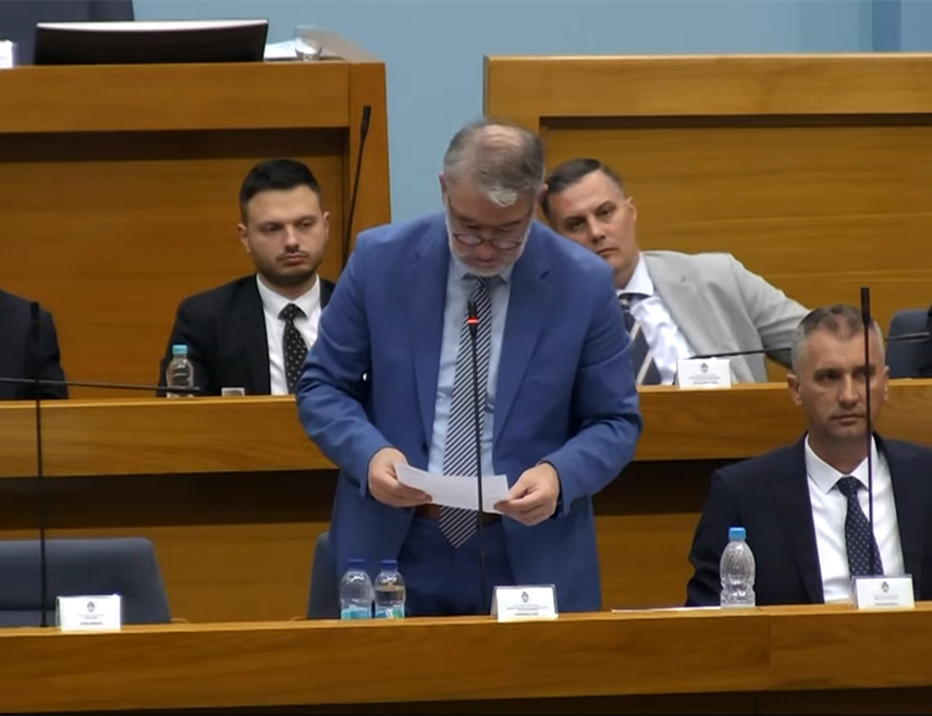 БАЊАЛУКА, 20. МАЈА /СРНА/ - Министар здравља и социјалне заштите Републике Српске Ален Шеранић рекао је да се Приједлогом закона о допунама закона о социјалној заштити уводи посебан додатак за бригу о дјетету са сметњама у развоју, односно лицу са инвалидитетом, за шта је на годишњем нивоу потребно издвојити 24,4 милиона КМ.