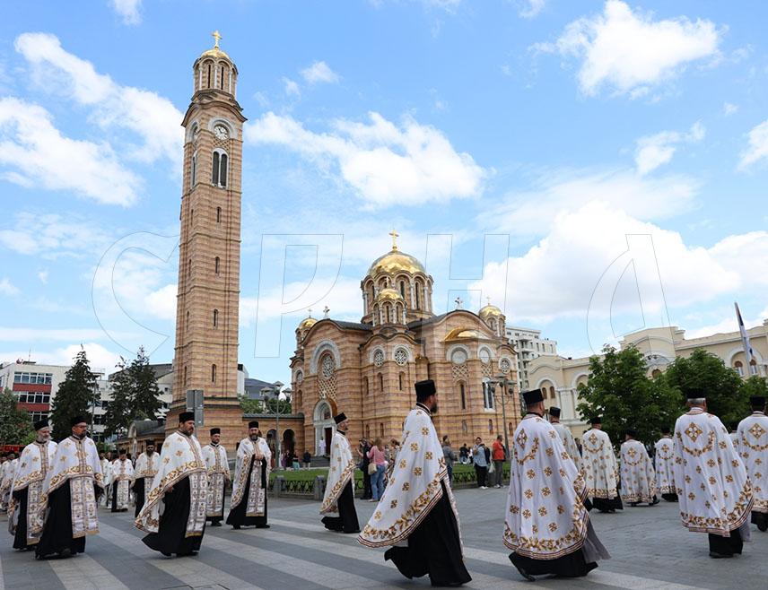 БАЊАЛУКА, 21. МАЈА /СРНА/ - Највиши званичници Републике Српске и бројни вјерници били су данас у свечаној литији поводом обиљежавања крсне славе Бањалуке Спасовдана, коју је предводио Његово високопреосвештенство митрополит бањалучки Јеферем.