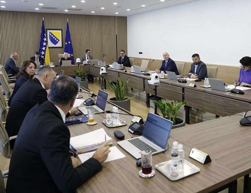 САРАЈЕВО, 21. МАЈА /СРНА/ - Савјет министара данас је једногласно утврдио Нацрт закона о буџету институција БиХ и међународних обвеза за 2026. годину према којем приходи, примици и финансирање институција БиХ износе 1.580.500.000 КМ.