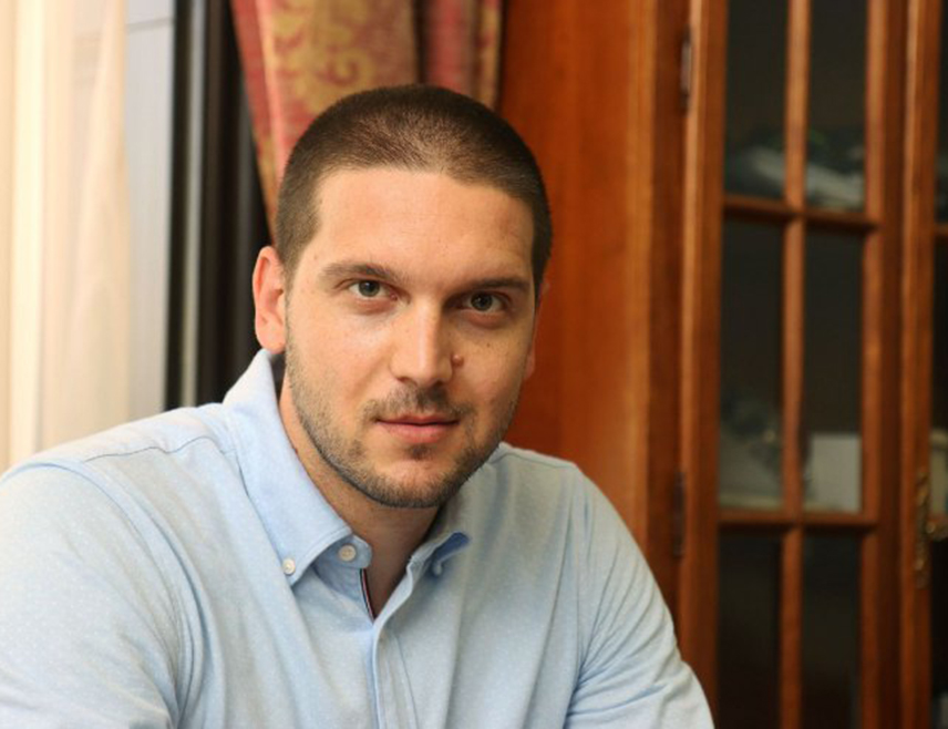 БАЊАЛУКА, 21. МАЈА /СРНА/ - Члан Главног одбора СНСД-а Саша Аулић рекао је да се Јелена Тривић баш труди да се уклопи у наратив по којем су Срби једини негативци, а сви остали за примјер.