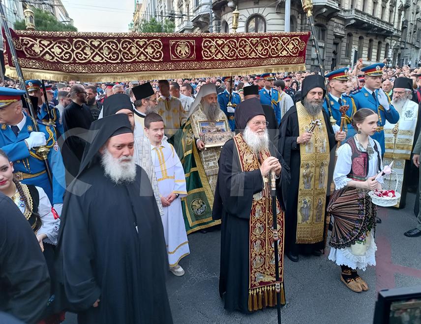 БЕОГРАД, 21. МАЈА /СРНА/ - Улицама Београда кренула је литија поводом градске славе - Спасовдана, на чијем је челу Његова светост патријарх српски Порфирије који носи једну од највећих светиња православља - Чудотворни појас Пресвете Богородице са Свете Горе.