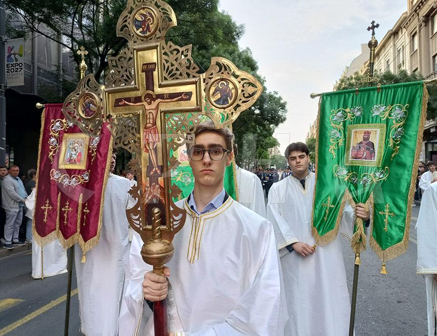 БЕОГРАД, 21. МАЈА /СРНА/ - Наука и вјера у Бога су комплементарне и само разумијевањем и науке и вјере може се доћи до истине овог свијета, изјавио је Срни матурант Математичке гимназије у Београду Андреј Дробњаковић, којем је припала част да вечерас носи Часни крст на Спасовданској литији у Београду.
