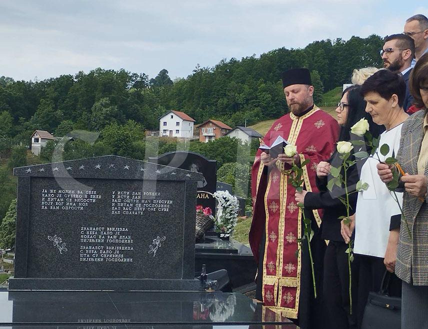 BANJA LUKA, MAY 22 /SRNA/ - The commemoration marking 34 years since the deaths of 12 Banja Luka babies at the then Clinical Center because of the lack of understanding among the world powers, who did not allow the transport of oxygen, has begun in Banja Luka.