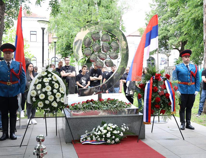 БАЊАЛУКА, 22. МАЈА /СРНА/ - Предсједник Владе Републике Српске Саво Минић истакао је да је трагедија 12 бањалучких беба злочин који остаје трајна мрља на савјести међународне заједнице и да се не смије дозволити да бањалучке бебе буду заборављене.