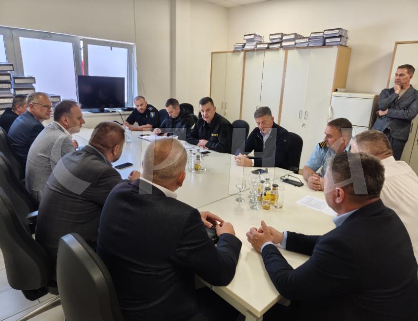 ГРАДИШКА, 22. МАЈА /СРНА/ - Директор Управе за индиректно опорезивање БиХ Зоран Тегелтија рекао је да један гранични прелаз неће ријешити проблеме гужве у Градишци и изразио наду да ће ускоро радити два гранична прелаза.