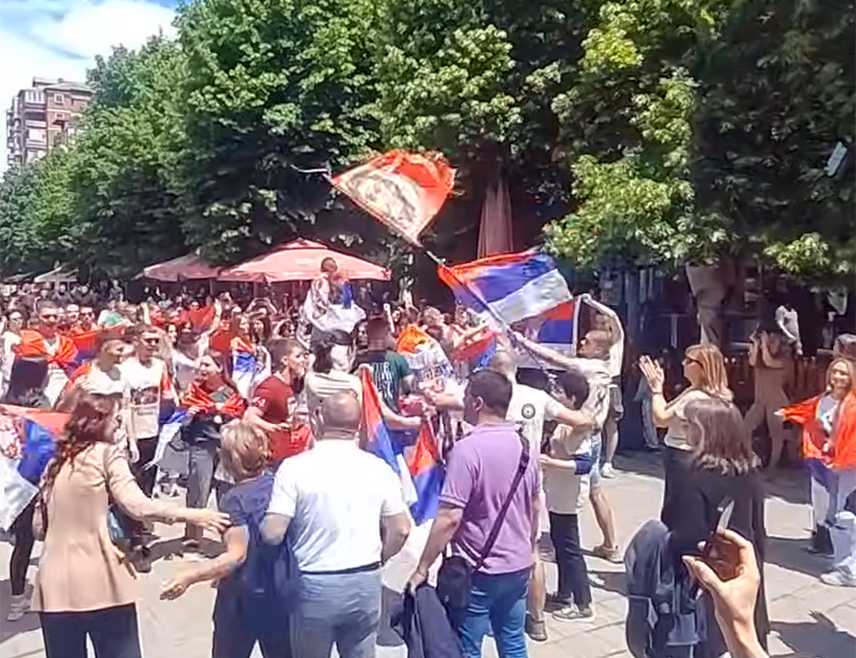 БЕОГРАД, 22. МАЈА /СРНА/ - Гимназијалци у сјеверној Косовској Митровици прославили су данас завршетак школске године уз српске тробојке и трубаче.