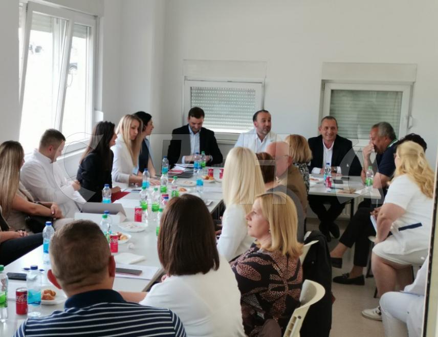 ДОБОЈ, 22. МАЈА /СРНА/ - У дијализним центрима Републике Српске није дошло до прекида пружања хемодијализних услуга ниједном од укупно 900 хроничних пацијената, изјавио је вршилац дужности директора Завода за дијализу и трансплантацију Горан Топић.