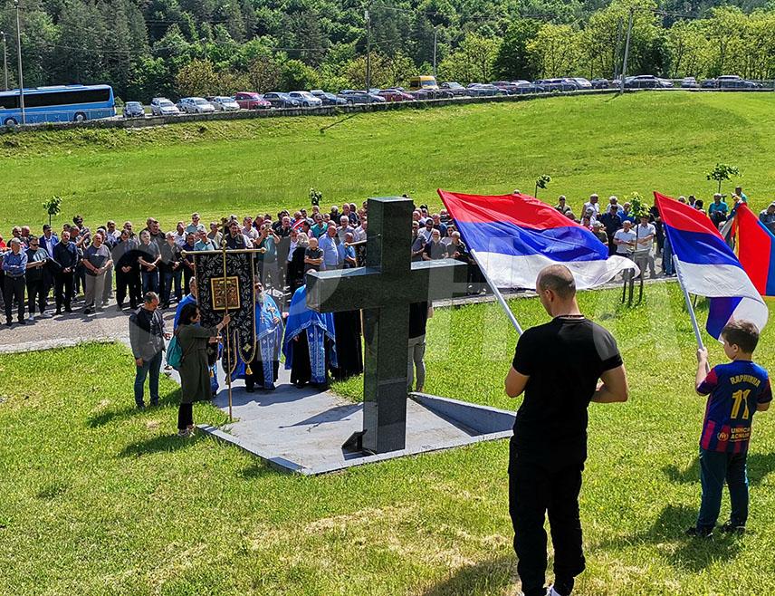 ПЕТРОВО, 23. MАJА /СРНА/ - Друга озренска лака пјешадијска бригада Војске Републике Српске /ВРС/ синоним је за отпор, имала је стратешки значај у одбрани Озрена јер је раздвајала зенички и тузлански корпус такозване Армије БиХ и супротстављала се Одреду "Ел муџахедин", истакнуто је на обиљежавању Дана бригаде у Петрову.