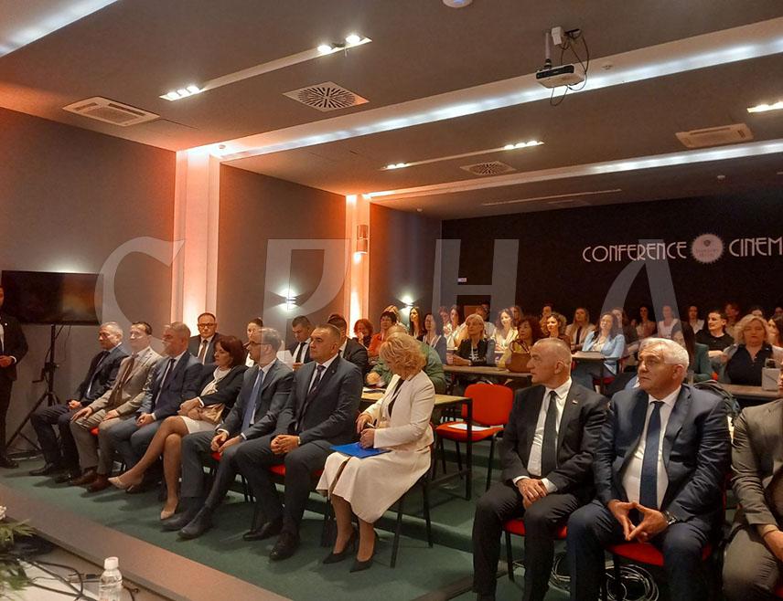 ТРЕБИЊЕ, 23. МАЈА /СРНА/ - Министар здравља и социјалне заштите Републике Српске Ален Шеранић истакао је значај Међународног симпозијума "Ендокринологија и дијабетологија у пракси", који се одржава у Требињу, јер обрађује различите теме из ове области међу којима су и оне које се тичу стицања потомства.