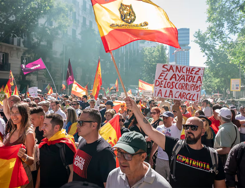 МАДРИД, 23. МАЈА /СРНА-Ројтерс/ - Десетине хиљада демонстраната изашле су на улице Мадрида тражећи оставку шпанског премијера Педра Санчеза након низа корупцијских скандала.