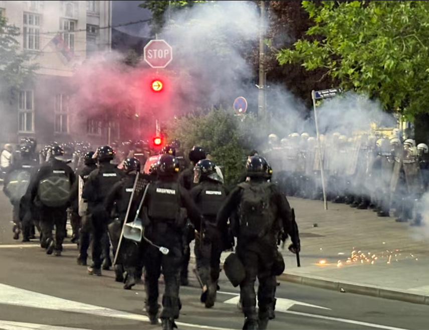 БЕОГРАД, 23. МАЈА /СРНА/ - Учесници протеста на који су позвали студенти у блокади наставили су вечерас да нападају полицију распоређену око Пионирског парка, али их органи реда потискују.