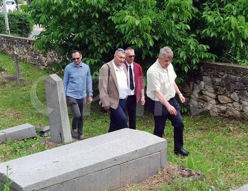 ЗВОРНИК, 24. МАЈА /СРНА/ - Представници јеврејске заједнице из Добоја обиљежили су Дан сјећања на страдање зворничких Јевреја у мају 1942. године у Другом свјетском рату.