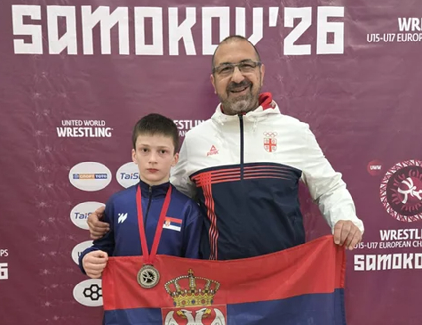 БЕОГРАД, 24. МАЈА /СРНА/ - Пионирски репрезентативац Србије у рвању слободним стилом Муслим Дадајев освојио је сребрну медаљу на Европском првенству за младе до 15 година, које се одржава у Бугарској.
