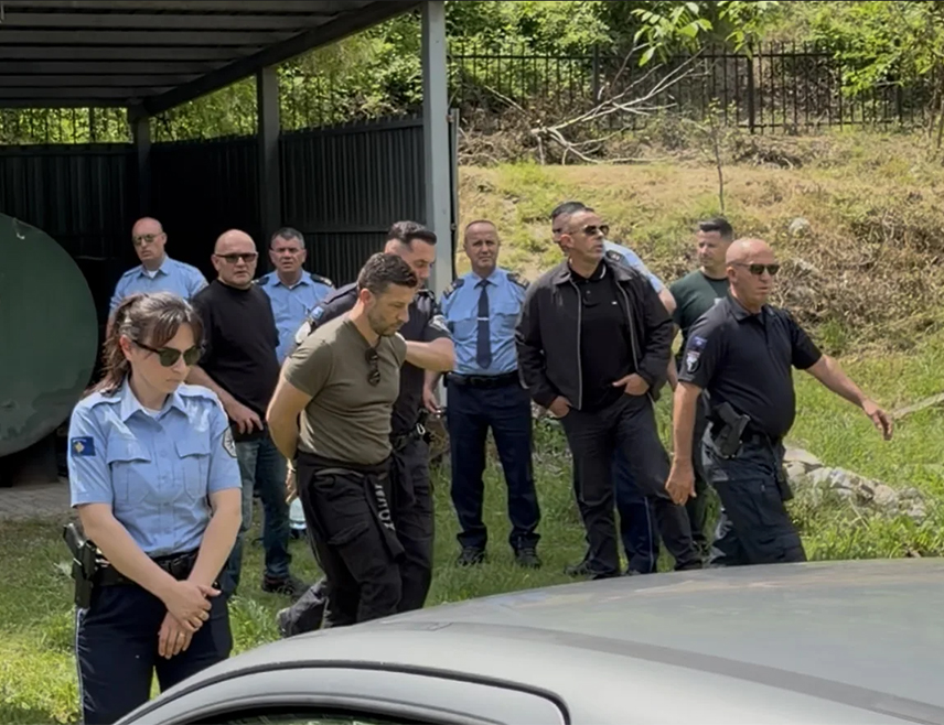 ПРИЗРЕН, 24. МАЈА /СРНА/ - Шест младића из Црне Горе приведено је испред порте Манастира Светих Архангела код Призрена након што су покушали да се фотографишу са заставом Србије на узвишењу изнад манастирског комплекса.