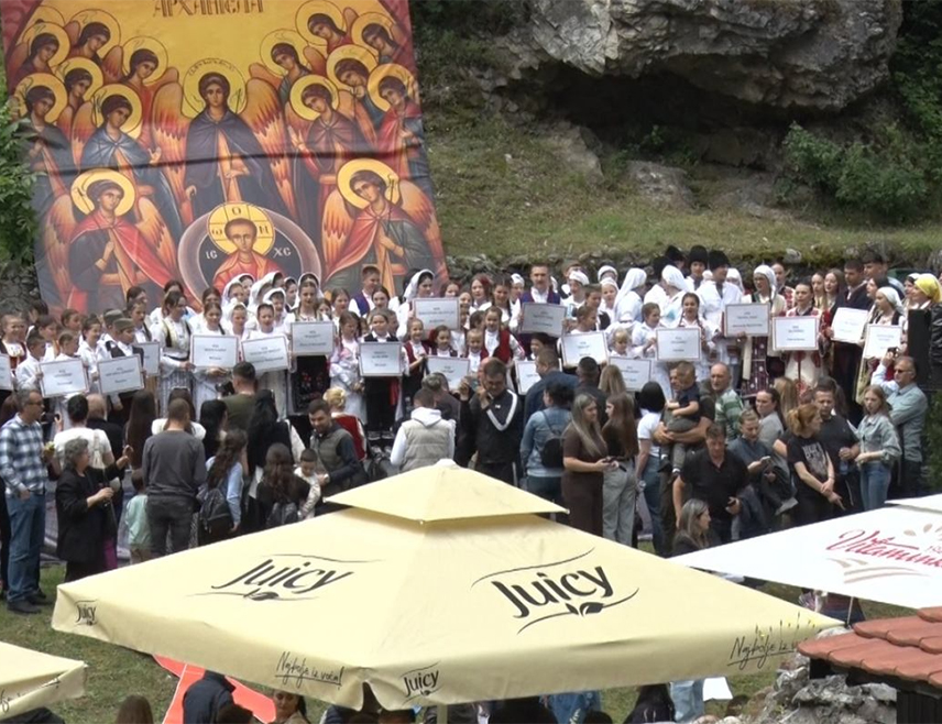 PRIZREN, MAY 24 /SRNA/ - The children's folklore festival "In Anticipation of Vidovdan" gathered more than 900 participants from all parts of Kosovo and Metohija today in the courtyard of the Monastery of the Holy Archangels near Prizren.