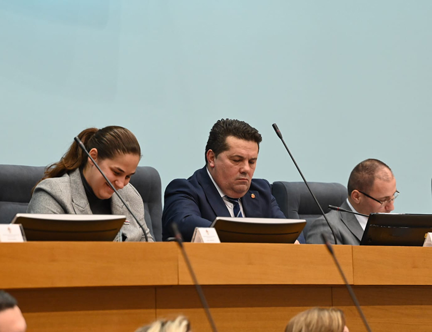 БАЊАЛУКА, 25. МАЈА /СРНА/ - Предсједник Народне скупштине Републике Српске Ненад Стевандић истакао је данас у Бањалуци да је за Српску најбоља опција затварање Канцеларије високог представника у БиХ.