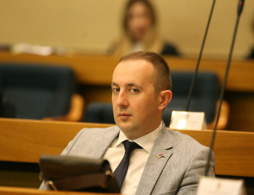 БАЊАЛУКА, 25. МАЈА /СРНА/ - Шеф Клуба посланика СДС-а у Народној скупштини Републике Српске Огњен Бодирога сматра да треба поништити све акте које су наметнули високи представници у БиХ и затворити ОХР.