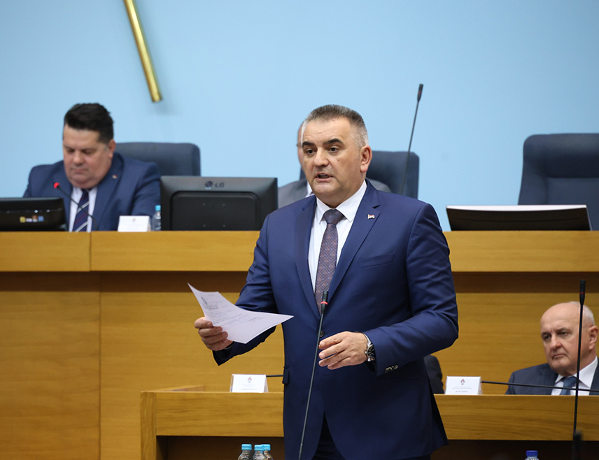 BANJA LUKA, MAY 25 /SRNA/ – Republika Srpska Prime Minister Savo Minić says that a unified message should be sent from Republika Srpska, namely that it is necessary to close the Office of High Representative /OHR/ in BiH.