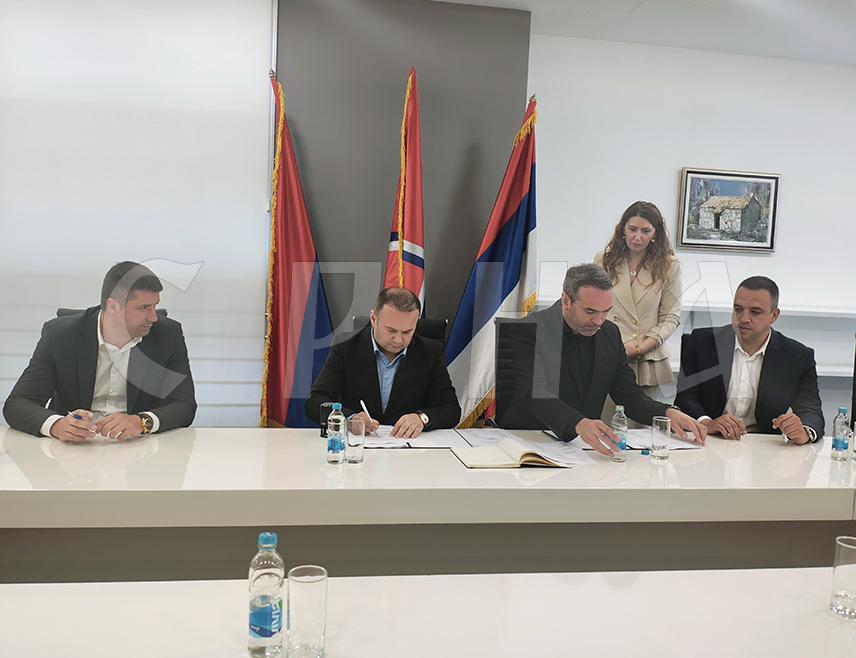 ИСТОЧНО САРАЈЕВО, 25. МАЈА /СРНА/ - Градоначелник Источног Сарајева Љубиша Ћосић, представници градских општина и директор Меморијалног центра Републике Српске Денис Бојић потписали су данас меморандум о институционалној сарадњи у области документовања страдања српског народа током Одбрамбено-отаџбинског рата на подручју Сарајева и Сарајевско-романијске регије.