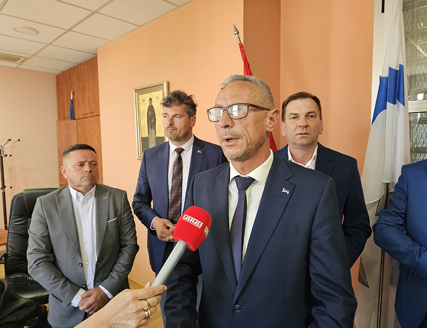 УГЉЕВИК, 26. МАЈА /СРНА/ - Министар рада и борачко-инвалидске заштите Републике Српске Радан Остојић изјавио је, након разговора са начелником Угљевика Драганом Гајићем, да је приоритет читавог друштва да се запосли још 500 дјеце из породица погинулих бораца, чему и ова локална заједница може да допринесе.