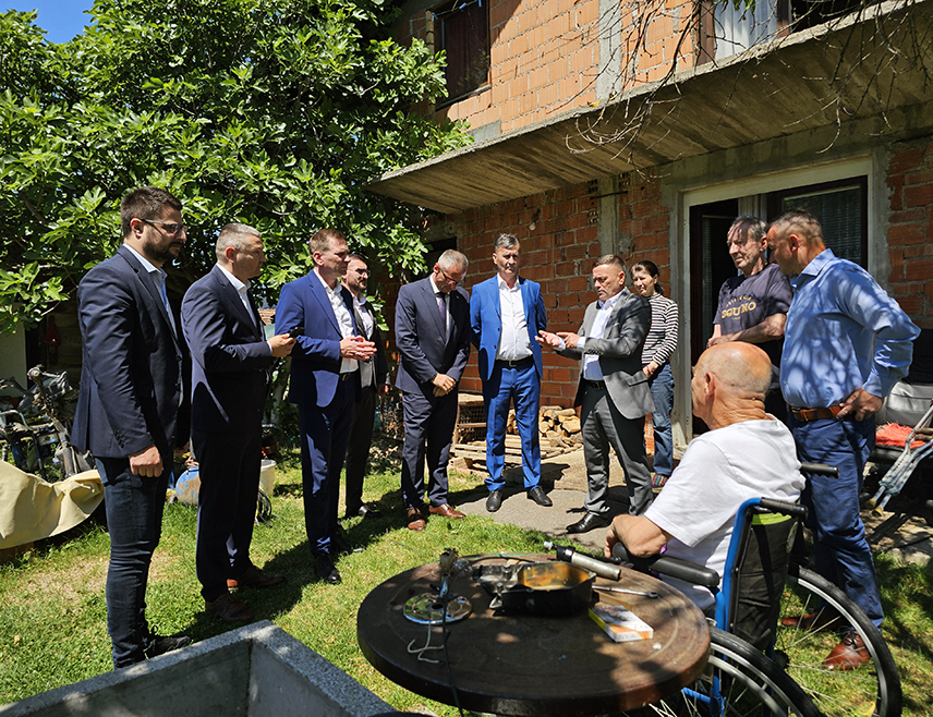 УГЉЕВИК, 26. МАЈА /СРНА/ - Министар рада и борачко-инвалидске заштите Републике Српске Радан Остојић посјетио је данас у Угљевику породицу Никић заједно са начелником општине Драганом Гајићем и руководством Борачке организације Угљевика, гдје је најављена помоћ за обнову њихове породичне куће.