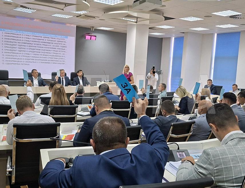 ИСТОЧНО САРАЈЕВО, 26. МАЈА /СРНА/ - Скупштина града Источно Сарајево усвојила је данас извјештај о извршењу буџета за прошлу годину у износу од 17 милиона КМ од планираног 21 милиона КМ.