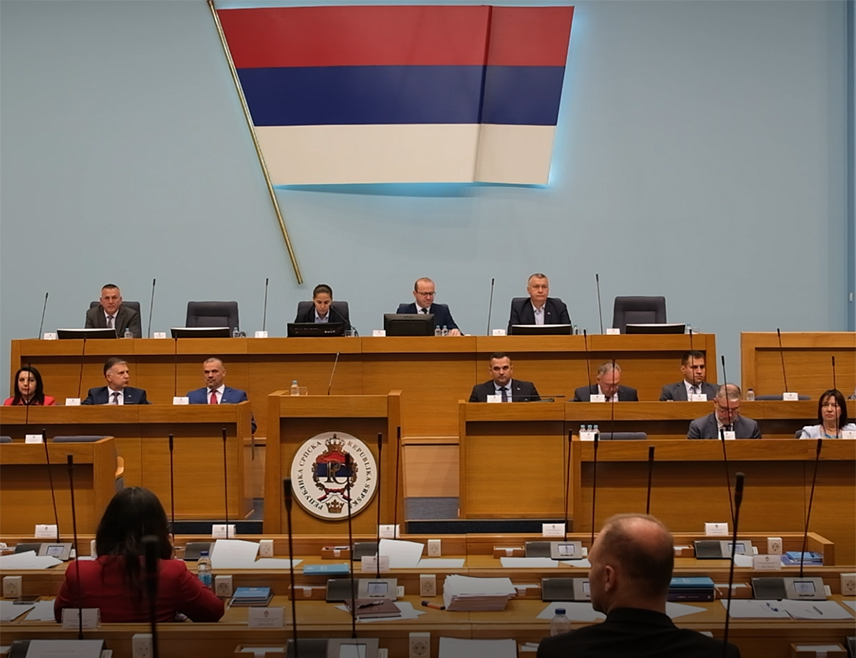 БАЊАЛУКА, 26. МАЈА /СРНА/ - Сједница Народне скупштине Републике Српске настављена је након паузе, а посланици ће се изјаснити о апсолвираним актима.