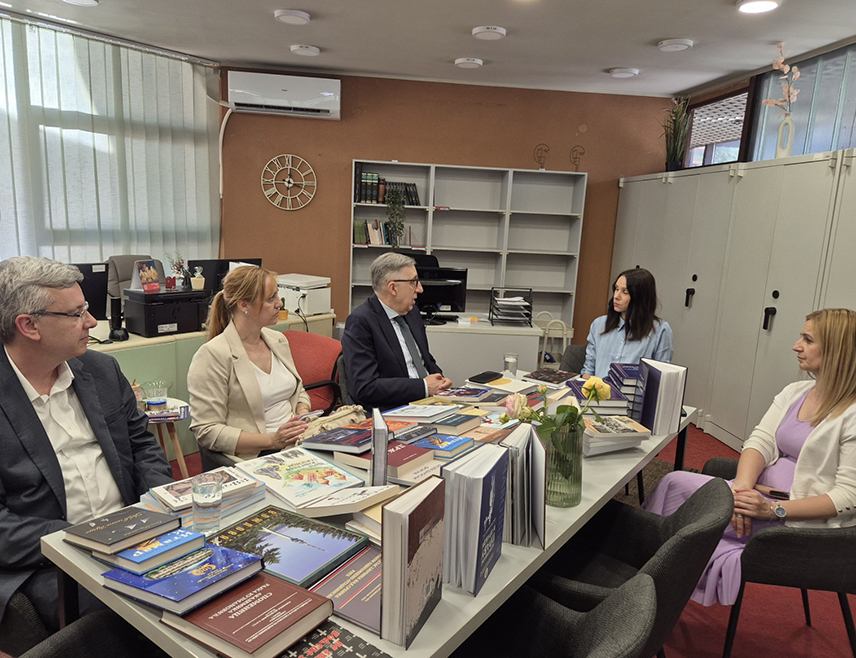 СМЕДЕРЕВО, 26. МАЈА /СРНА/ - Делегација Представништва Републике Српске у Србији састала се данас са градоначелником Смедерева Јасмином Војиновић, те уручила донацију од 300 књига Народној библиотеци у овом граду у оквиру акције "Култура нас спаја, књига уједињује".