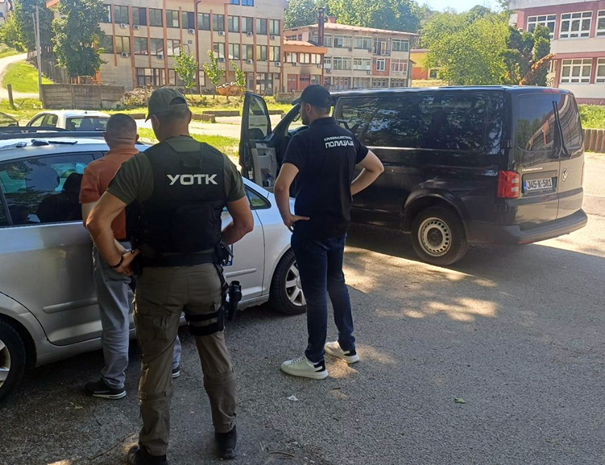 БАЊАЛУКА, 27. МАЈА /СРНА/ - Припадници Управе за организовани и тешки криминалитет спроводе оперативну акцију "Циљ", усмјерену на злоупотребе око полагања возачких испита у оквиру које су у току претреси на 13 локација на подручју Приједора, Костајнице и Новог Града, саопштено је из Министарства унутрашњих послова /МУП/ Републике Српске.