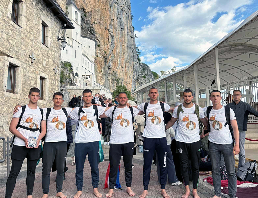 BANJA LUKA, MAY 27 /SRNA/ – Republika Srpska Prime Minister Savo Minić stated that the achievement of the students from the Faculty of Security Sciences in Banja Luka, who reached the Ostrog Monastery on foot while collecting aid for 17-month-old Sofija Dujlović, deserves the highest respect.