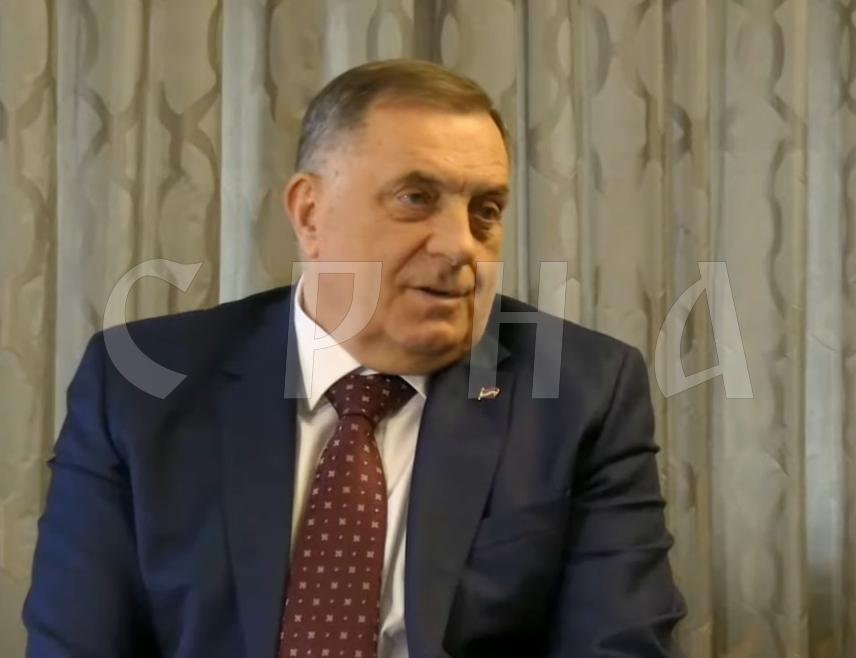 МОСКВА, 27. МАЈА /СРНА/ - Предсједник СНСД-а Милорад Додик изjавио је да је нелегитимни Кристијан Шмит тврдњама да одлази из БиХ због његових притисака још једном показао да нема политичке, нити било које друге памети.
