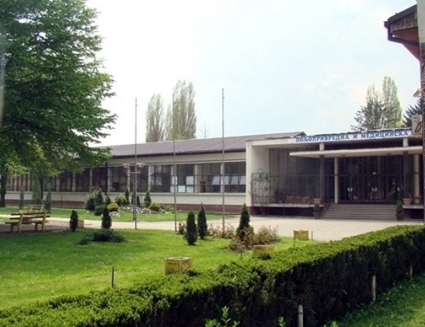 БИЈЕЉИНА, 27. МАЈА /СРНА/ - Јавна установа Пољопривредна и медицинска школа у Бијељини саопштила је да је без одлагања предузела мјере из своје надлежности, након хапшења осумњиченог за полно узнемиравање, те да је о свим релевантним сазнањима обавијестила надлежне институције са којима остварује пуну сарадњу с циљем утврђивања свих чињеница и околности у вези овог случаја.