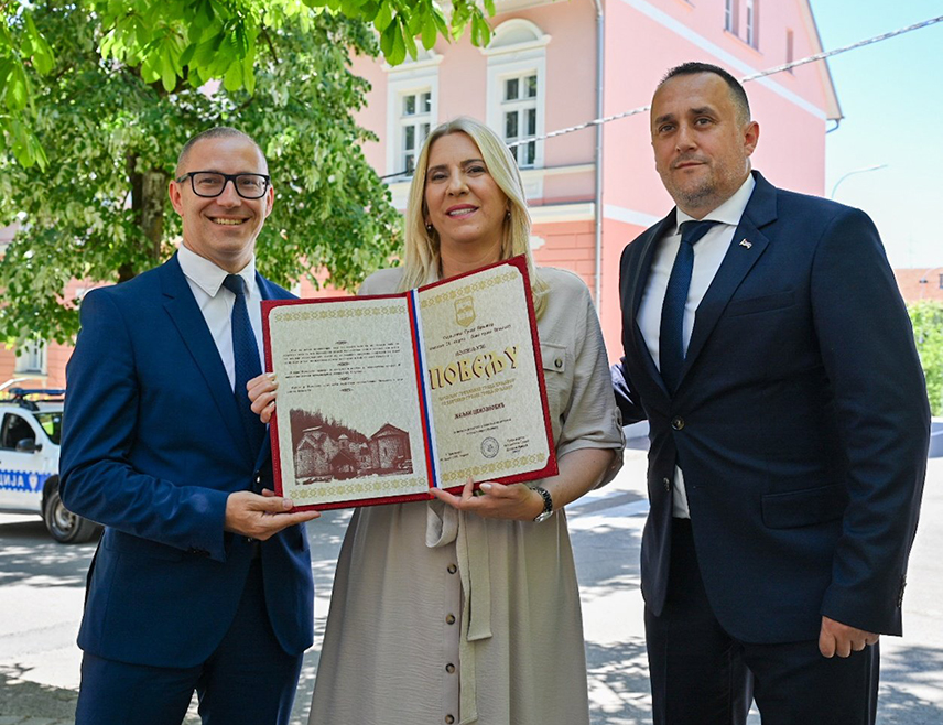 ПРЊАВОР, 27. МАЈА /СРНА/ - Српски члан Предсједништва БиХ Жељка Цвијановић истакла је да јој је драго што је, уз предсједника Милорада Додика и друге представнике републичке и локалне власти из редова СНСД-а, имала прилику да допринесе развоју Прњавора.