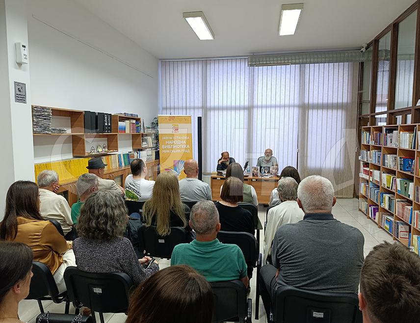 МРКОЊИЋ ГРАД, 27. МАЈА /СРНА/ - Писац Бојан Вегара вечерас је у Мркоњић Граду представио свој роман "Дјеца коју није волио свијет", за који је рекао да је књига читаве једне генерације одрасле у Републици Српској у току рата, посебно сарајевске дјеце.