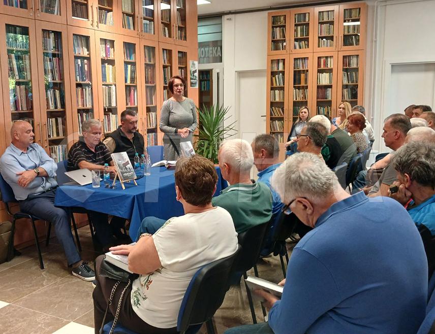 ИСТОЧНО САРАЈЕВО, 27. МАЈА /СРНА/ - У Матичној библиотеци Источно Сарајево вечерас је промовисана књига "Мемоари: Хаџићи у Одбрамбено-отаџбинском рату 1992-1995" Голуба Матића, која представља свједочанство о времену искушења, одлука које су обликовале судбину људи, али и о потреби да се истина сачува од заборава.
