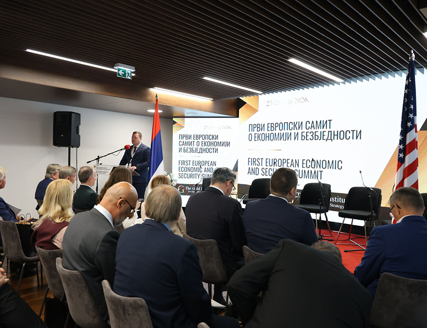БАЊАЛУКА, 28. МАЈА /СРНА/ - Мултиполарност представља прилику за мале и средње земље да искористе максимум од својих економија и да диверзификују економску активност, изјавио је професор Глен Дизен.