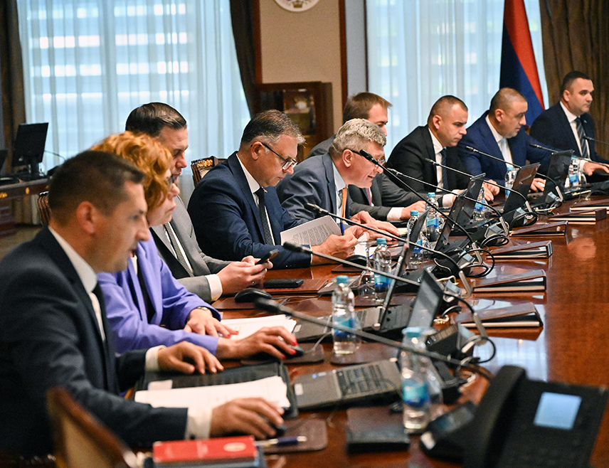 БАЊАЛУКА, 28. МАЈА /СРНА/ - Влада Републике Српске прихватила је данас информацију о потреби обезбјеђивања средстава за континуиран рад Црвеног крста, те задужила министарства финансија и здравља и социјалне заштите да обезбиједе 2.500.000 КМ.