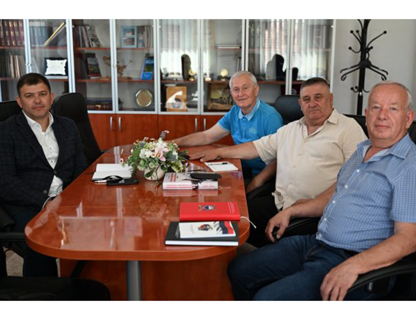 ТРНОВО, 29. МАЈА /СРНА/ - Начелник општине Трново Мирослав Бјелица данас је угостио руководство Организације старјешина Војске Републике Српске са којима је разговарао о будућим активностима локалне организације.