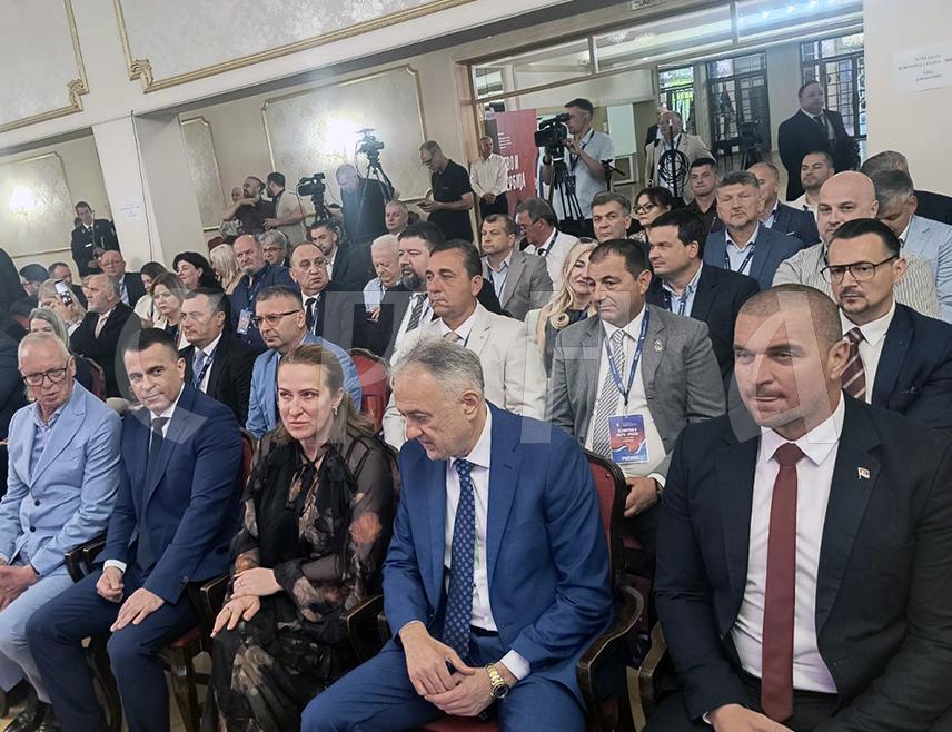 БЕОГРАД, 30. МАЈА /СРНА/ - У Дому Војске Србије у Београду данас је свечано отворен Видовдански сабор дијаспоре "Јединство и снага - Србија" са 200 учесника из више од 30 држава, међу којима је и помоћник министра за европске интеграције и међународну сарадњу Републике Српске Хелена Крнетић.