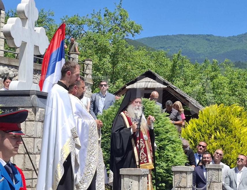 БРОД НА ДРИНИ, 30. МАЈА /СРНА/ - Митрополит даборбосански Хризостом рекао је у обраћању након помена страдалим Србима у Броду на Дрини од усташких злочинаца да су данас ту да их прослављају као новомученике дринске који још нису званично канонизовани јер су својом жртвом заслужили да се убрајају у свете.
